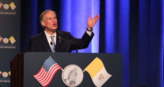 Greg Abbott tem 57 anos e afirma que é prova viva de que Deus responde às orações daqueles que O adoram.