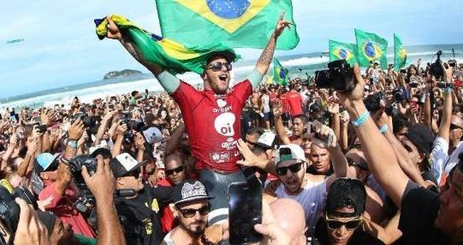 Filipe Toledo é um dos grandes nomes do surfe mundial atualmente, junto a outros jovens como Gabriel Medina.