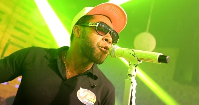 Cantor Thalles Roberto durante apresentação na rádio Vida. (Reprodução/TV UOL)