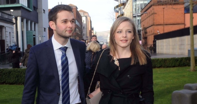 Daniel MacArthur e sua esposa Amy trabalham na gerência da Confeitaria Ashers e tiveram sua empresa penalizada por crime de homofobia.