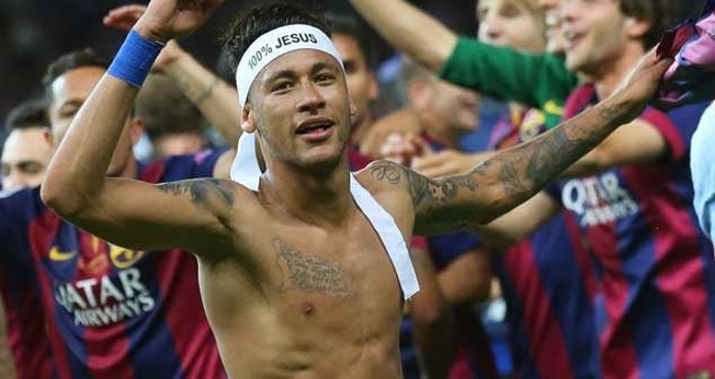 Neymar Jr. usa a faixa com a expressão '100% Jesus' na cabeça e a imagem repercute em sites e jornais de todo o mundo. (Foto: Record)