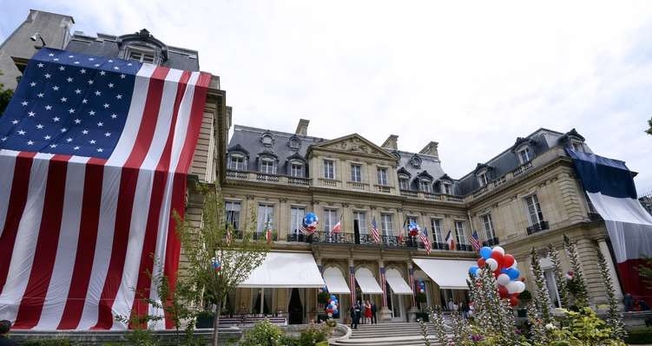 Residência do embaixador dos EUA na França recebeu decoração especial para o Dia da Independência em 2014