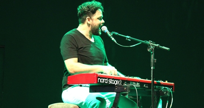 Marcos Almeida é cantor, compositor, instrumentista e tem sido grande influência para uma nova geração de músicos cristãos, que investem em canções que usam a riqueza da poesia para sobre o evangelho, salvação e relacionamento com Deus.