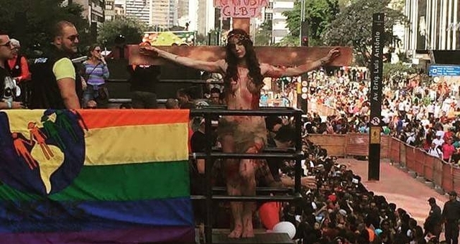 A performance de Viviany Beleboni - entre outras - escandalizou pessoas de diversas linhas religiosas e até mesmo homossexuais.