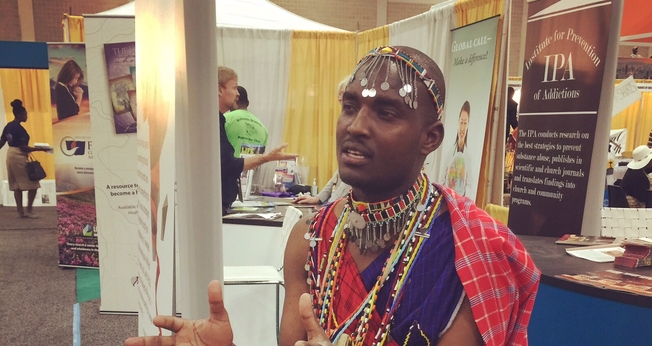Godfrey Korio, do Meesei Project, na África