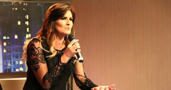 Andressa Cordeiro durante louvor. (Foto: Arquivo pessoal)