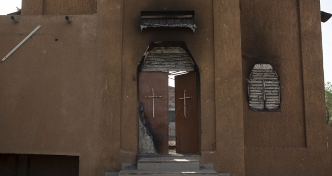 Fachada de igreja destruída, em Niamey (Níger)
