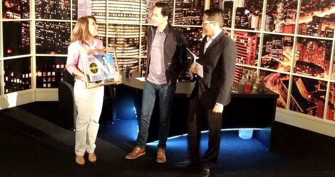 Joe Vasconcelos recebe das mãos de Ana Paula Porto o Disco de Ouro (Foto: Divulgação)