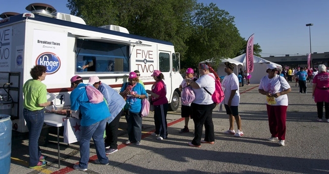 Caminhão adaptado do ministério 'Cinco & Dois Food Truck' serve café da manhã para necessitados no Texas (EUA)  