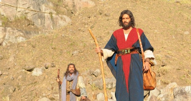 O profeta Moisés (Guilherme Winter) pede um sinal de Deus para que os hebreus deixem o Egito. Nesse momento, o Mar Vermelho se abre.