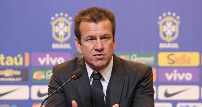 Durante uma coletiva de imprensa, Dunga se mostrou visivelmente incomodado com o episódio.