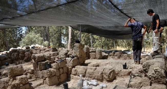 Arqueólogos observam resultados das escavações, em Modi'in, a 19 milhas de Jerusalém (Foto: Live Science)