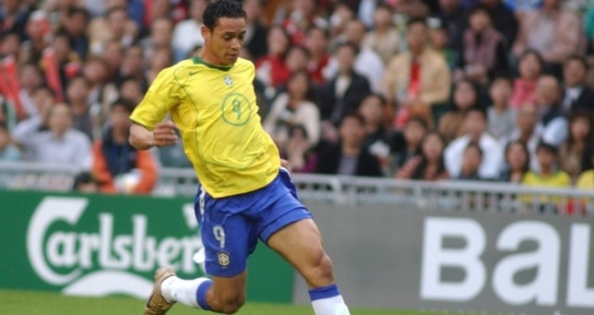 Ricardo Oliveira completou 15 anos de carreira nesta semana e e já disputou 11 jogos pela seleção brasileira de futebol. Atualmente, é artilheiro do Brasileirão com 17 gols, jogando pelo Santos F.C.