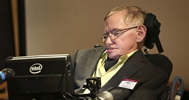 Stephen Hawkins foi acometido de uma doença neurodegenerativa ainda jovem. (Foto: The Guardian)