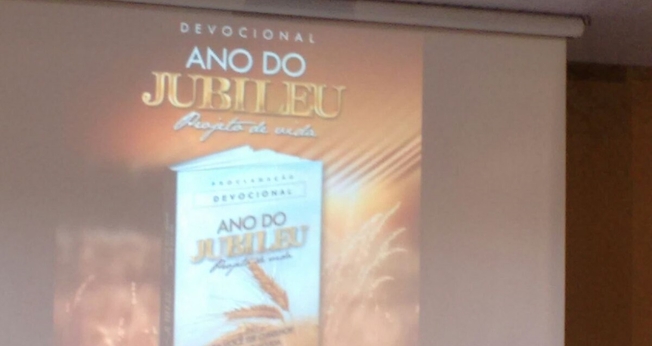 Joel Engel ministra para as pessoas durante o lançamento do projeto Ano do Jubileu, na Igreja Cristã Apostólica Shalom, em Bauru / SP (Foto: Ministério Engel) 