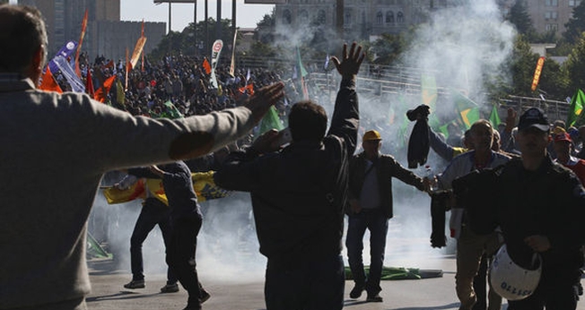 Polícia usa gás lacrimogêneo durante os protestos contra o ataque em Ancara (Foto: Express)