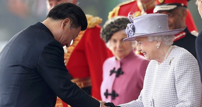 O Presidente chinês Xi Jinping foi recebido com honras da Corte Real britânica, como tapete vermelho, uma salva de tiros e um banquete, além do encontro com a rainha Elizabeth. (Foto: Chris Jackson/ Reuters)