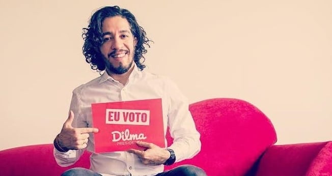 Jean Wyllys posa para campanha de apoio a Dilma Rousseff para a presidência, durante período eleitoral de 2014. (Foto: Divulgação)