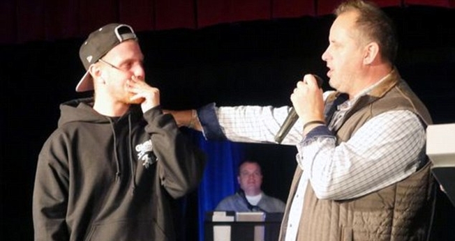 Emocionado, Jeff agradeceu à igreja e confessou que estava lutando contra seus vícios para viver um nova vida. (Foto: Life Point Church)