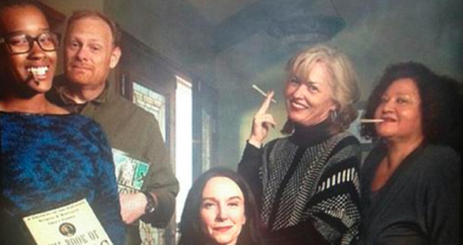 O grupo se reúne para compartilhar alguns ensinos das Escrituras Sagradas enquanto fumam cigarros de maconha. (Foto: Stoner Jesus Bible Study)