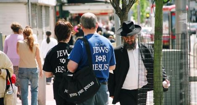 Organização Jews For Jesus (Judeus Por Jesus) durante evangelismo. (Foto: Jewdas)