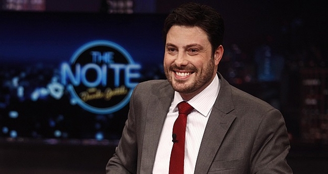 Comediante Danilo Gentili no cenário do talk show "The Noite". (Foto: Roberto Nemanis/SBT)