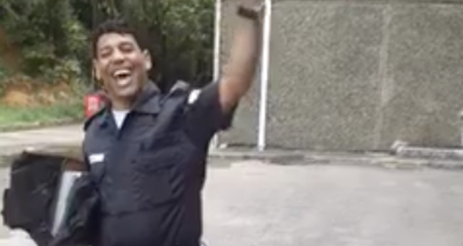 Usando a farda policial, o homem canta trechos do “Corinhos de Fogo”, de Andréa Fontes. (Foto: Reprodução/Facebook)