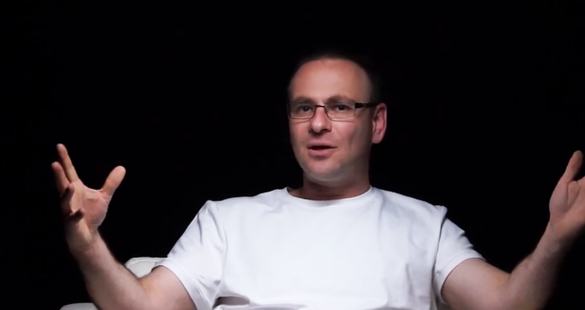 Ze'ev foi ateu até se deparar com o Novo Testamento. (Foto: Reprodução/One For Israel)