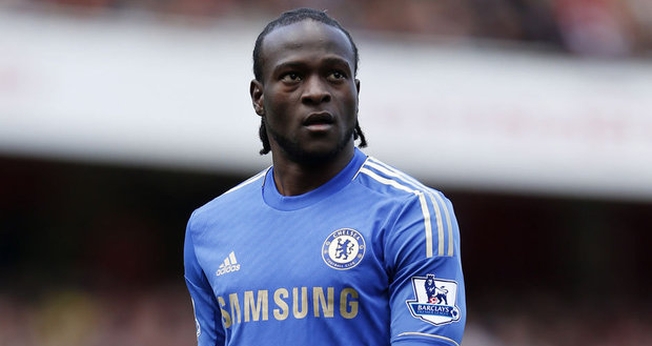Hoje, Victor Moses é titular da ala direita do Chelsea, líder do Campeonato Inglês. (Foto: Reprodução)