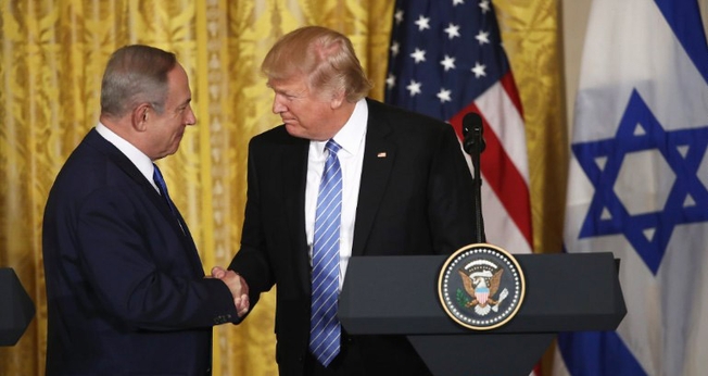 Presidente americano Donald Trump recebeu o premiê israelense Benjamin Netanyahu na Casa Branca. (Foto: Win McNameer/Getty Images)