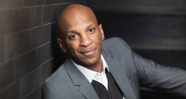 Donnie McClurkin é conhecido como um dos principais cantores gospel dos Estados Unidos. (Foto: Bet Networks)