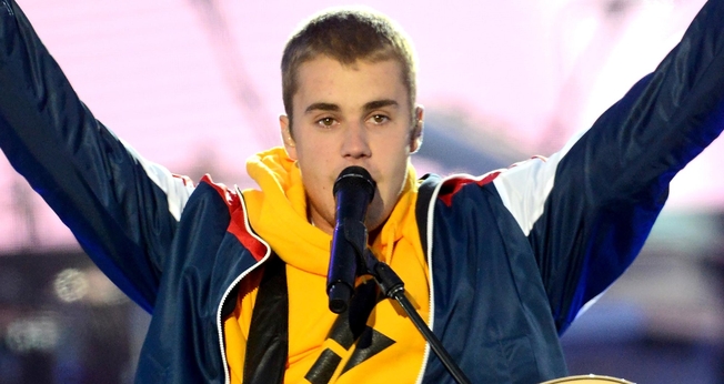 Justin Bieber se emocionou enquanto falava à multidão do show. (Foto: Dave Hogan/Getty Images)