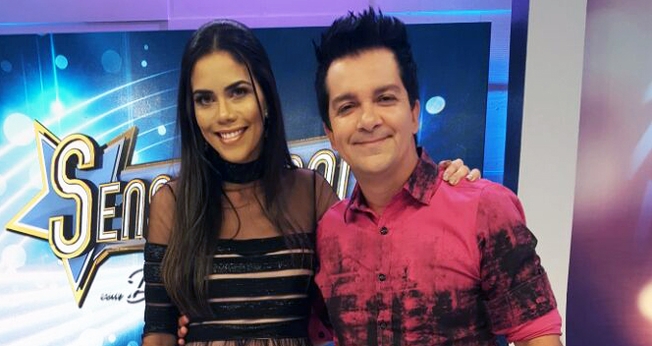 Cantor Regis Danese ao lado da apresentadora Daniela Albuquerque na RedeTV! (Foto: Divulgação/RedeTV!)
