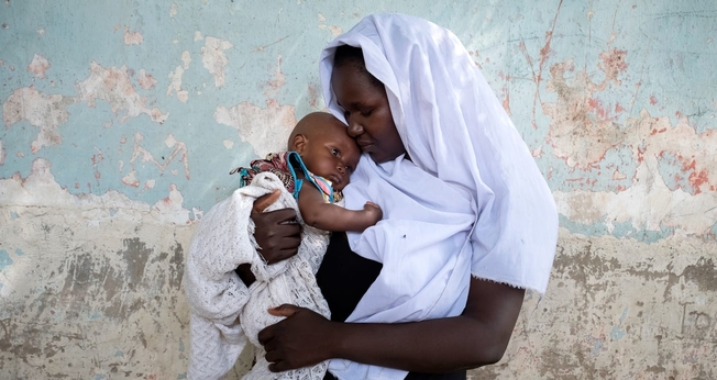 Imagem ilustrativa. Mulher que foi sequestrada pelo Boko Haram segura seu filho, fruto de um estupro. (Foto: Vlad Sokhin/Unicef)