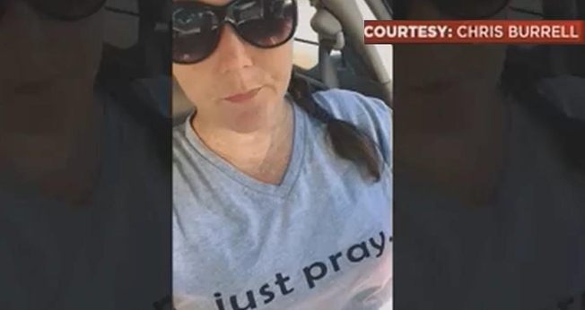 Professora Chris Burrell usando camiseta com a frase "Just Pray", que significa "Apenas Ore". (Foto: Reprodução)