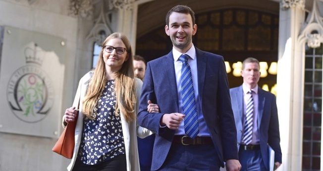 Daniel e Amy McArthur, proprietários da confeitaria Ashers, saindo do Supremo Tribunal em Londres. (Foto: Victoria Jones/AP)