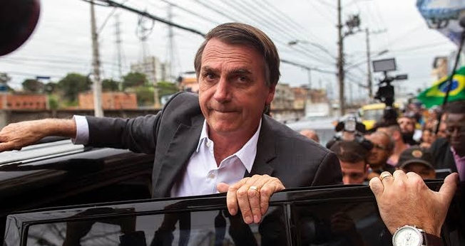 Jair Bolsonaro (PSL) durante campanha eleitoral no Mercadão de Madureira, no Rio de Janeiro. (Foto: Mauro Pimentel/AFP)