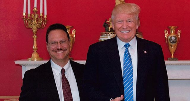 Pastor Mario Bramnick ao lado do presidente dos Estados Unidos, Donald Trump. (Foto: Reprodução)