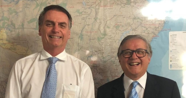 Presidente eleito Jair Bolsonaro ao lado do filósofo e professor Ricardo Vélez Rodríguez, escolhido ministro da Educação. (Foto: Divulgação)