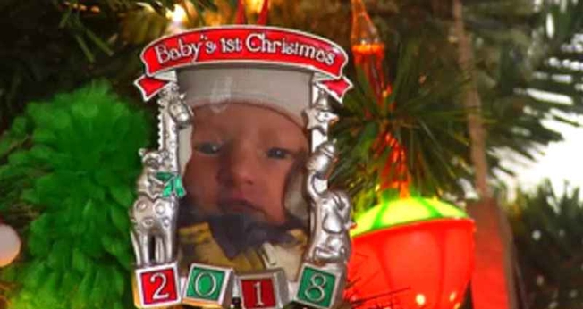 Cartão comemorativo do primeiro Natal de Lany Sorenson, de cinco meses, adotada pelo pastor Aaron Sorenson e sua esposa Kristen. (Foto: Reprodução/ABC News)