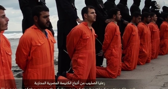 Militantes do Estado Islâmico com seus prisioneiros cristãos etíopes ao longo de uma praia na Líbia antes de suas execuções por decapitação. (Foto: Reprodução/YouTube)