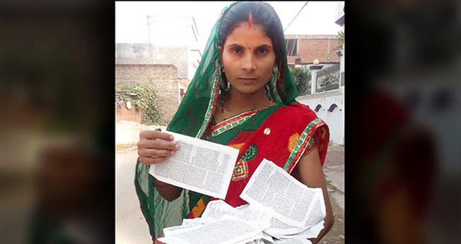 Poonam teve a Bíblia rasgada pelo marido, mas perseverou na leitura bíblica. (Foto: The Voice of the Martyrs)