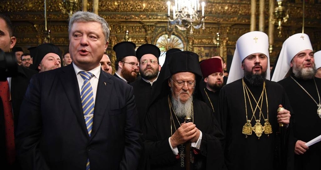 Poroshenko (à esquerda), o patriarca Bartolomeu I (centro) e o metropolitano Epifânio em Istambul (à direita). (Foto: Ozan Kose/AFP).