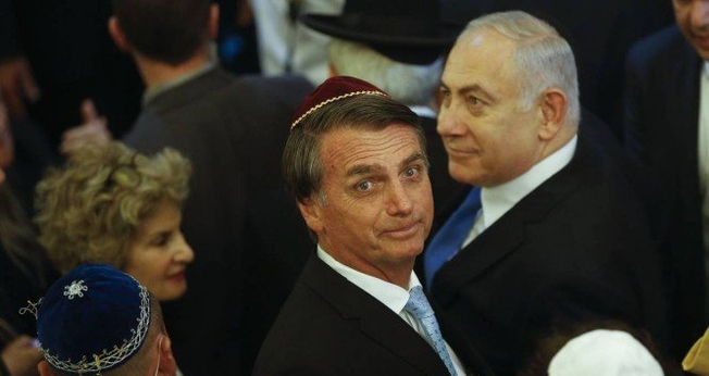 Jair Bolsonaro e o primeiro-ministro de Israel, Benjamin Netanyahu, visitam a sinagoga Kehilat Yaacov, em Copacabana, no Rio de Janeiro. (Foto: Fernando Frazão/Agência Brasil/Agência O Globo)