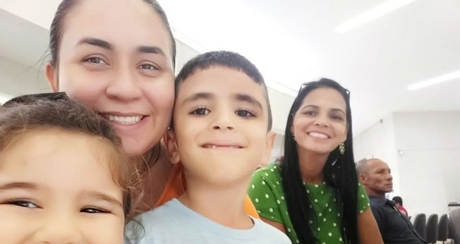 Família reunida na igreja para testemunhar o milagre na vida de Renan e Giovana. (Foto: Arquivo Pessoal/Thayane Maia)