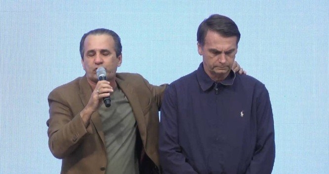 Jair Bolsonaro recebe oração e apoio de Silas Malafaia durante campanha eleitoral. (Foto: Reprodução/YouTube)