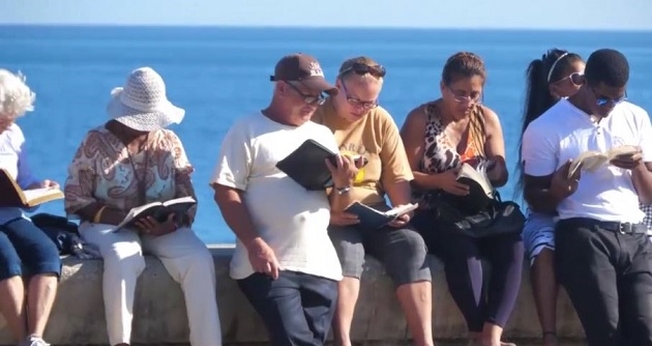 Cristãos cubanos se reúnem para a leitura anual da Bíblia em 'Malecón'. (Foto: Divulgação/GNA)
