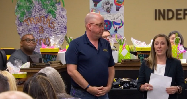 Pastor Chris Everson (centro) recebe em nome da Igreja Metodista Unida um agradecimento do Distrito Escolar de Roise. (Foto: NBC 5)