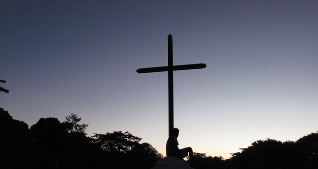 Firmado na cruz. (Foto: Jussara Romão/Unsplash)