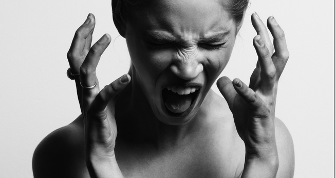 Mulher com ataque de ódio. (Foto: Gabriel Mutala/Unsplash)